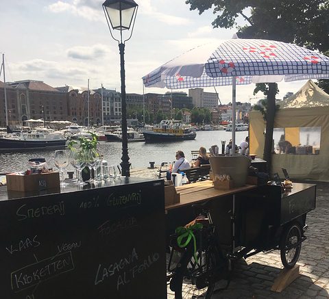 De bakfiets van Smederij Glutenvrij aan het water op de Dokmarkt in Antwerpen